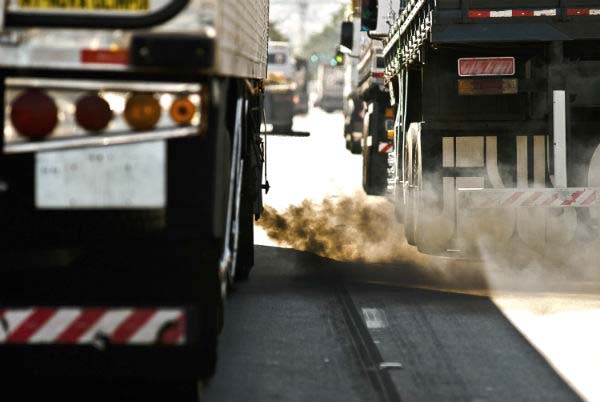 poluição causada por veículos